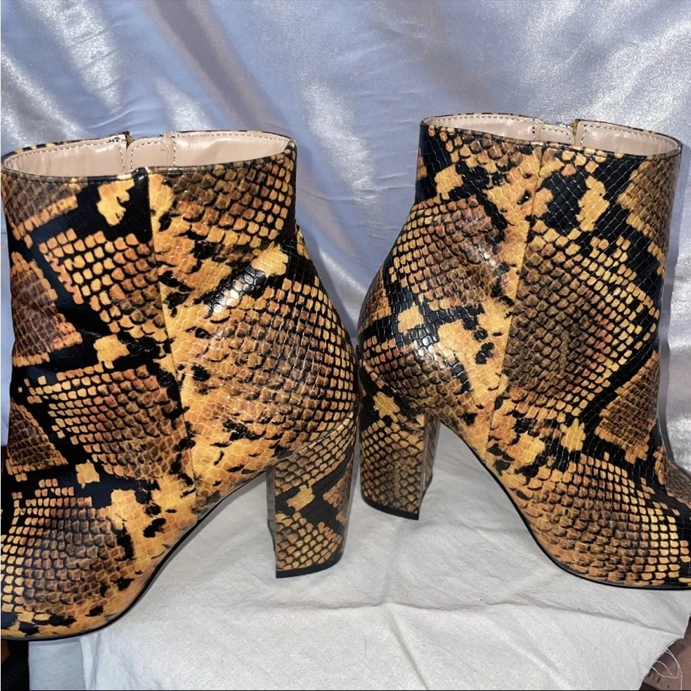 Steve Madden Pixie Snake Print Ankle Booties 7M Block Heel Western Python Boot - Picture 2 of 8